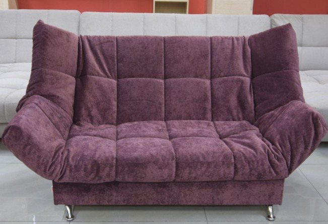 Велюровый диван сливового цвета