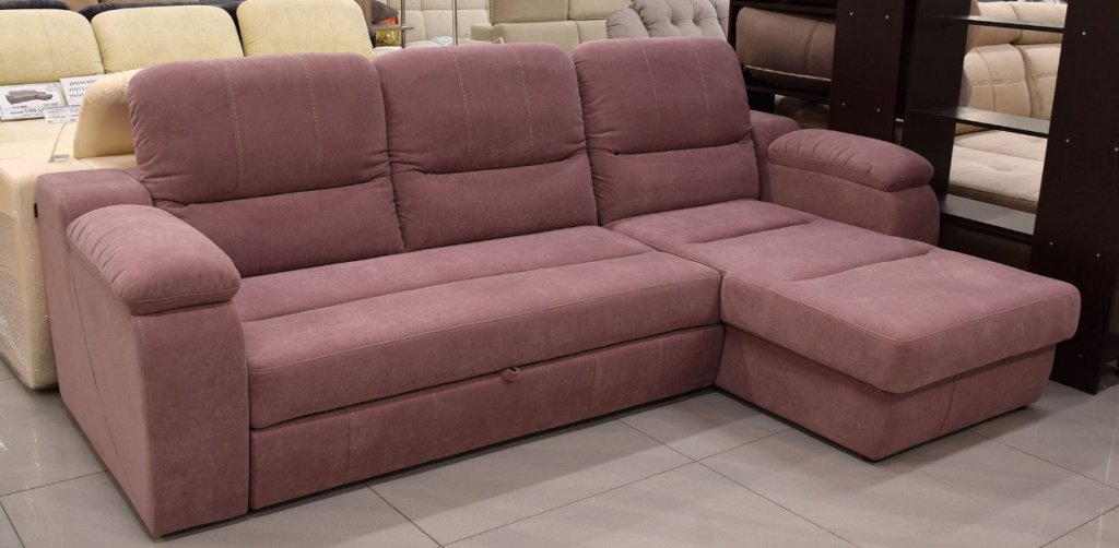 Угловой диван цвета розовой пудры