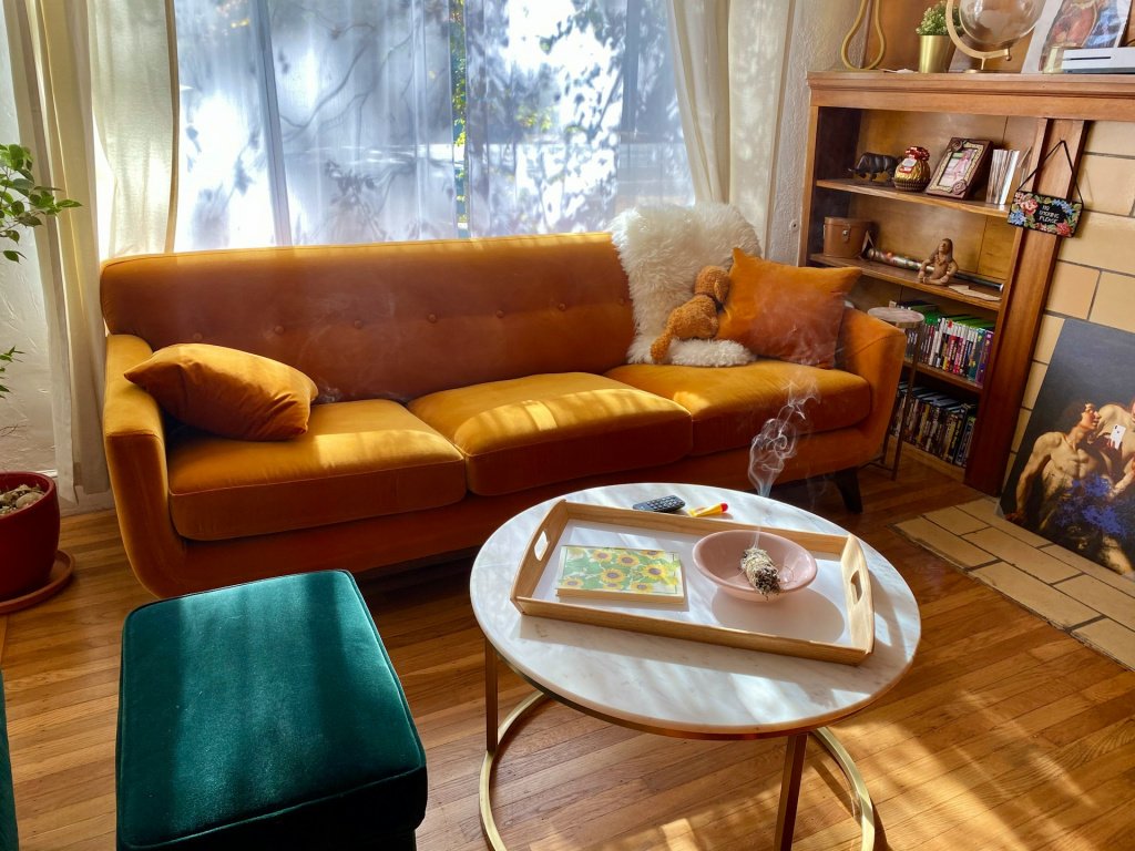 Уютная гостиная с диваном