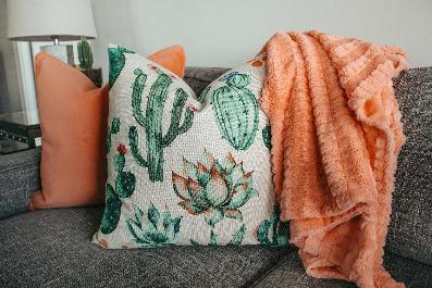 Домашний текстиль: как выбрать подушки, одеяла и декоративные вещи
