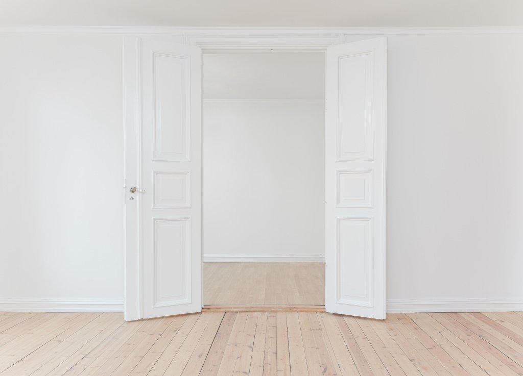 серые стены и белые двери в интерьере фото