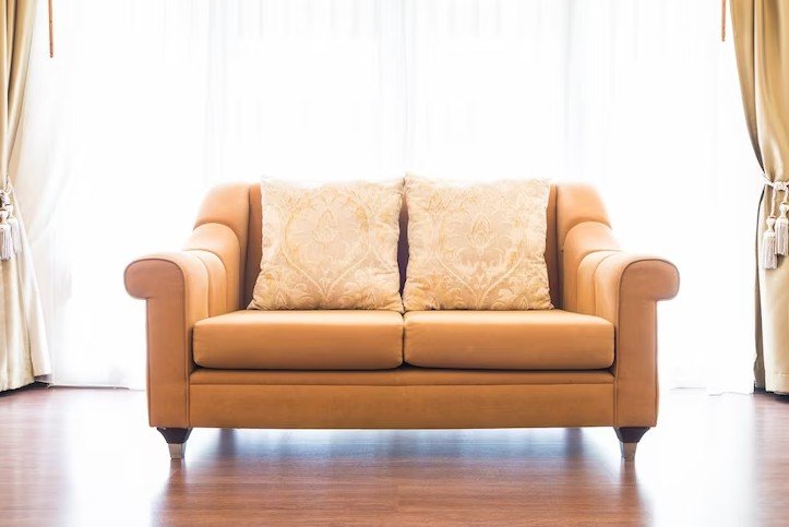 Классический бежевый диван