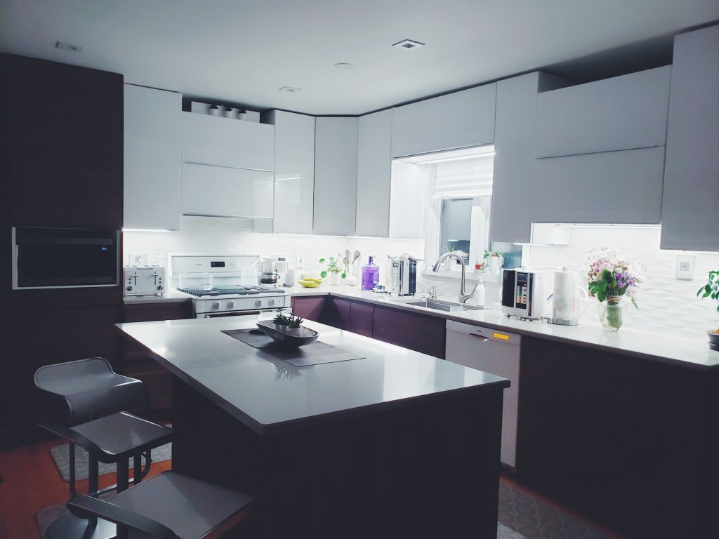 Выбор подсветки рабочей зоны кухни - лучше лента или светильники? | блог компании LedRus