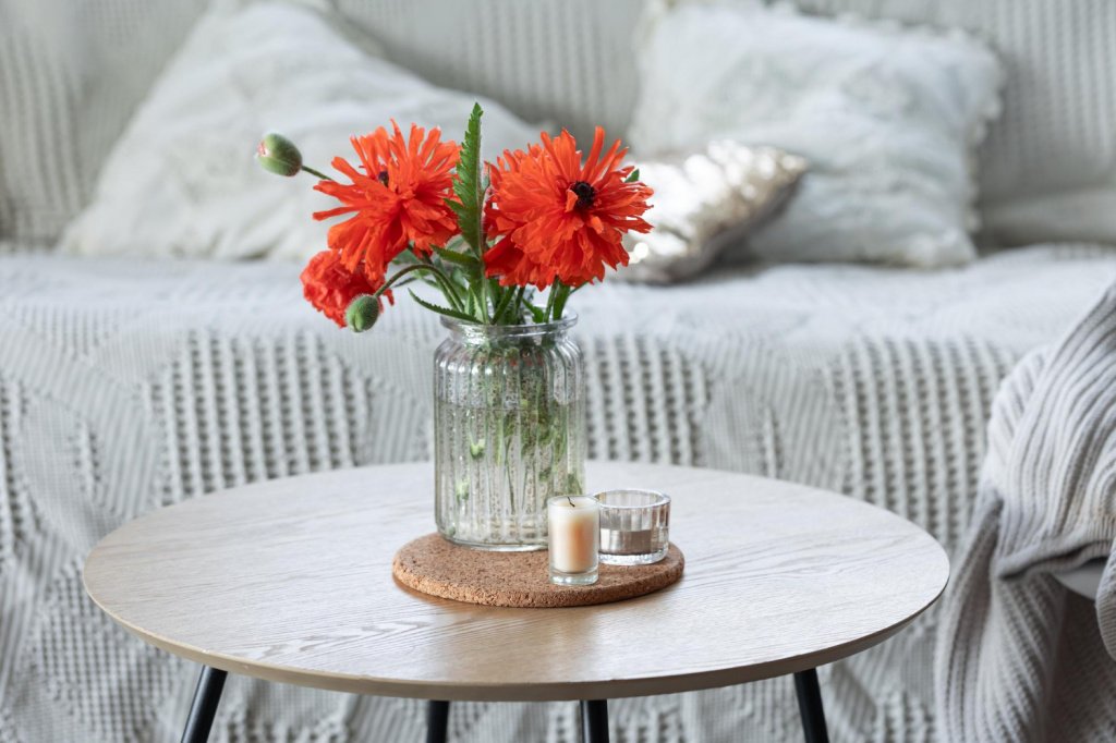 Журнальный столик с цветами